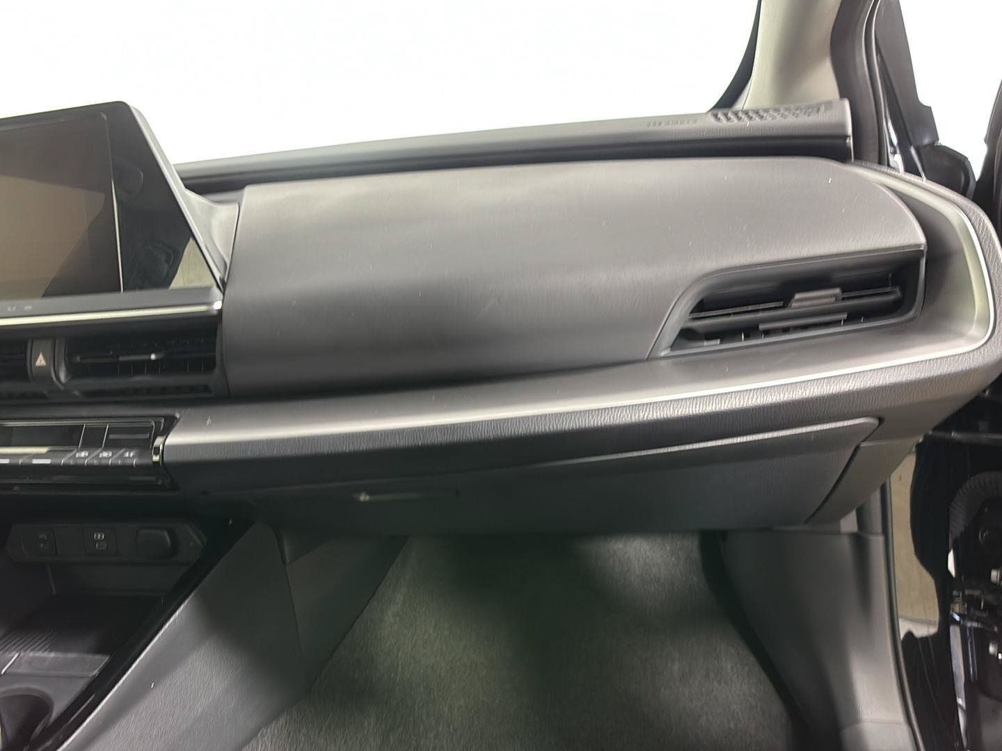 Used 2025 Toyota Prius LE FWD image 25