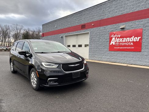 Used 2024 Chrysler Pacifica Touring-L image 1