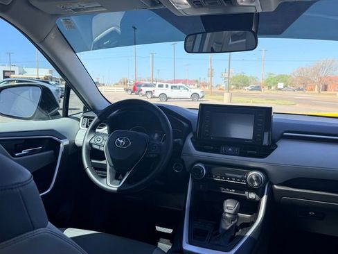 Used 2022 Toyota RAV4 XLE Premium image 17