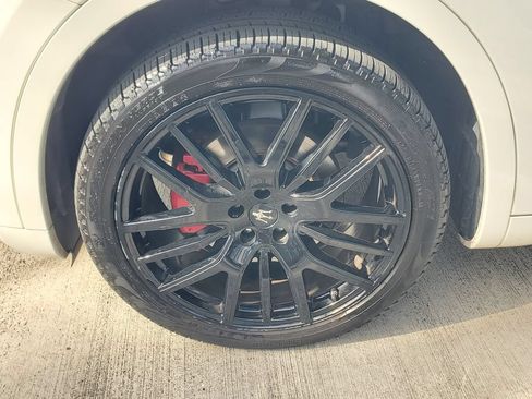Used 2019 Maserati Levante AWD/4WD image 4