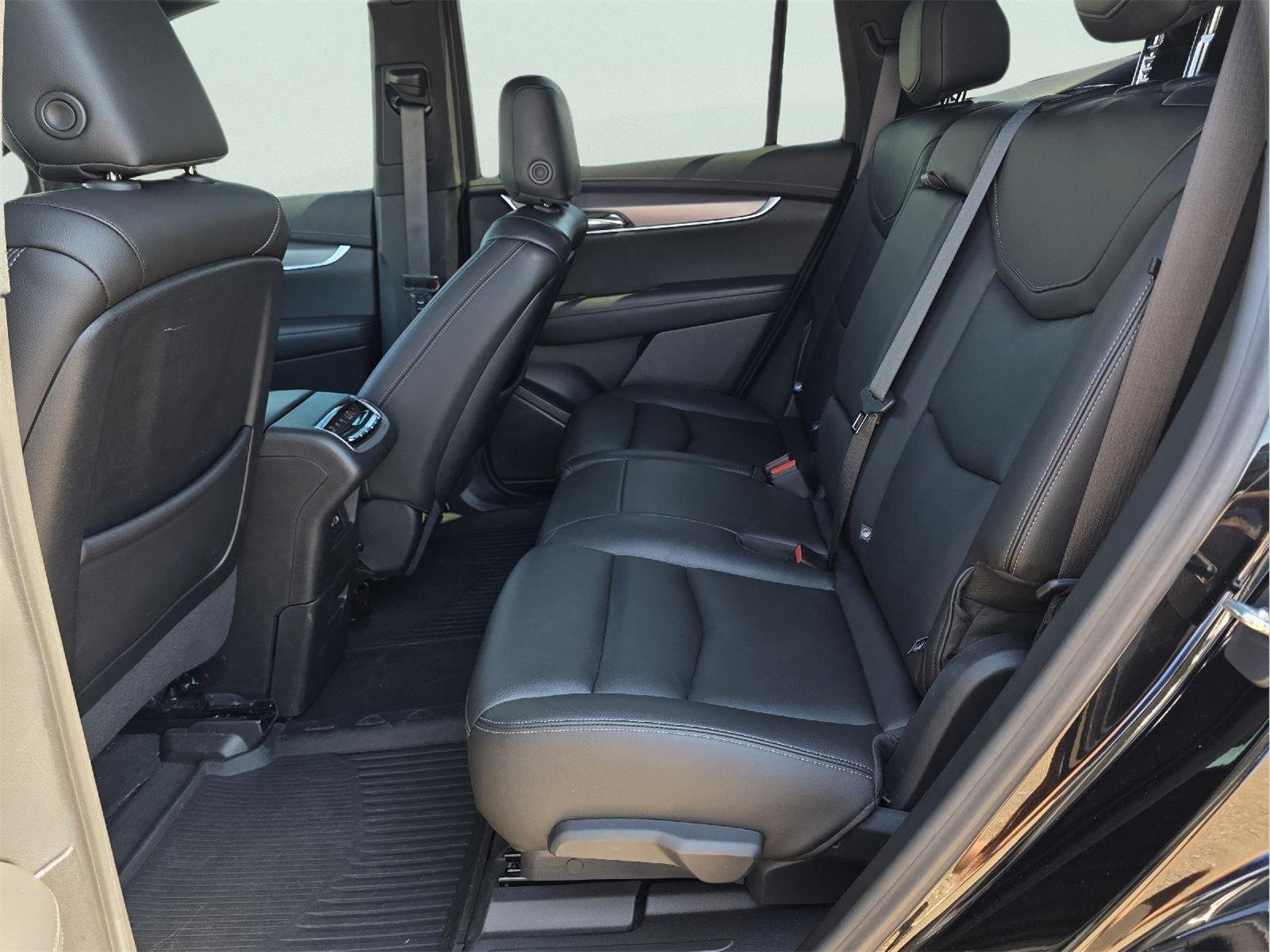 Used 2024 Cadillac XT6 Luxury w/ LPO, Floor Liner Package FWD image 27
