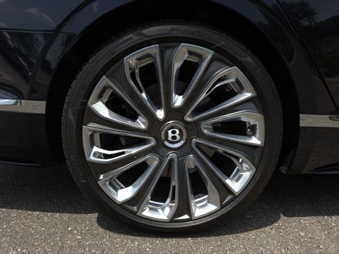 Used 2025 Bentley Flying Spur Plug-In Hybrid AWD/4WD image 14