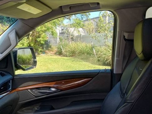 Used 2019 Cadillac Escalade Luxury AWD/4WD image 11
