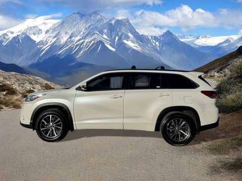 Certified 2018 Toyota Highlander XLE image 2