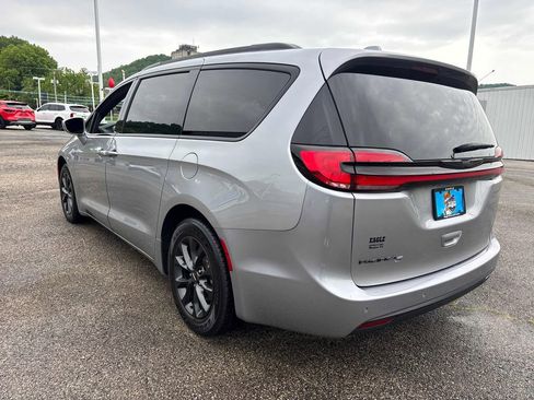 Used 2021 Chrysler Pacifica Touring-L w/ Uconnect Theater Family Group FWD image 3