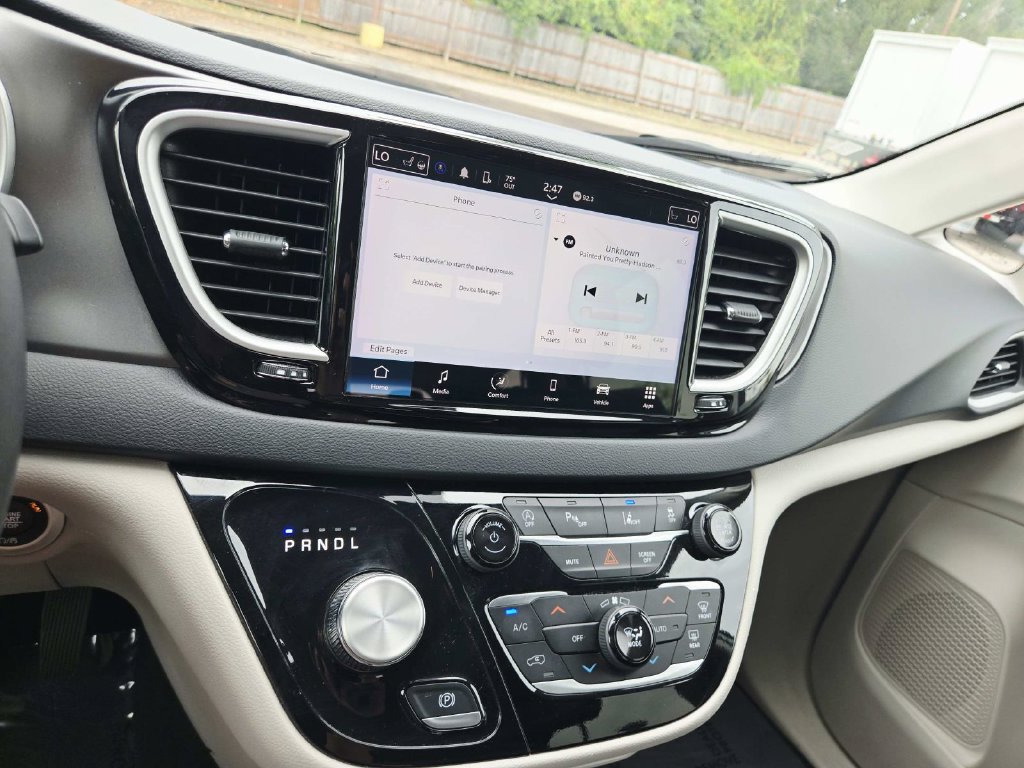 Certified 2024 Chrysler Pacifica Touring-L FWD image 25