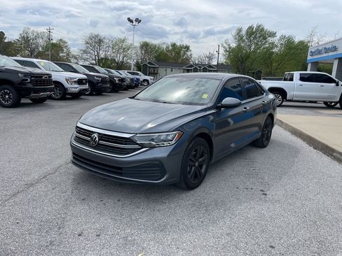 Used 2023 Volkswagen Jetta SE image 4