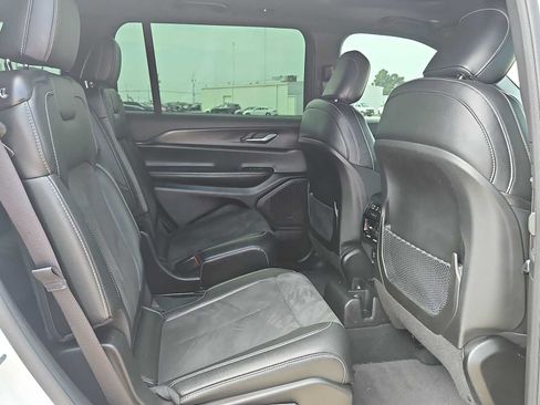 Used 2025 Jeep Grand Cherokee L Altitude AWD/4WD image 17