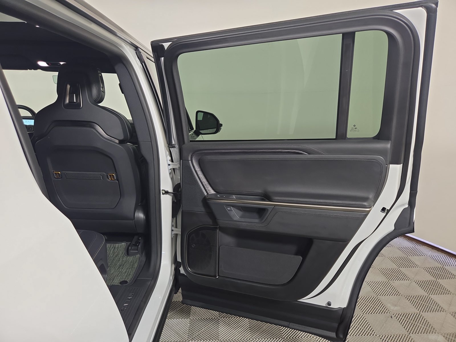 Used 2025 Rivian R1S Adventure Dual AWD/4WD image 19