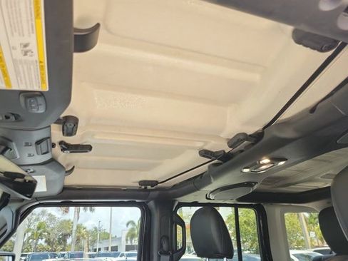 Used 2022 Jeep Wrangler Unlimited Sahara 4xe AWD/4WD image 16