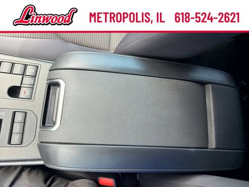 Used 2024 Toyota Highlander LE AWD/4WD image 24