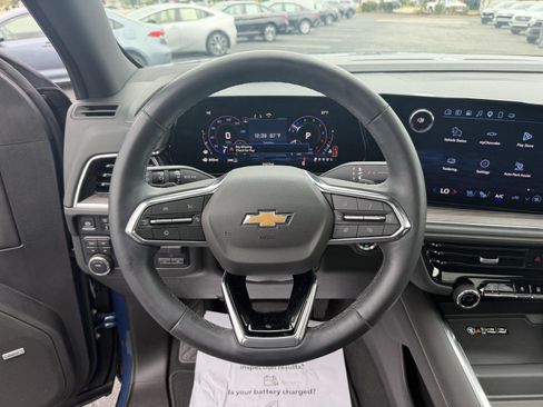 Used 2025 Chevrolet Suburban Premier w/ Sun And Tow Package AWD/4WD image 18