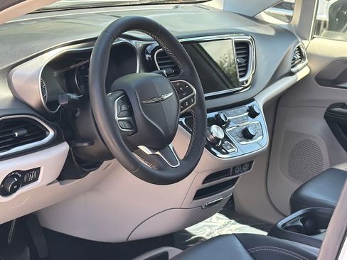 Used 2023 Chrysler Pacifica Touring-L FWD image 14