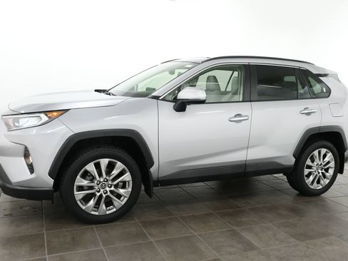 Used 2019 Toyota RAV4 Limited AWD/4WD image 2