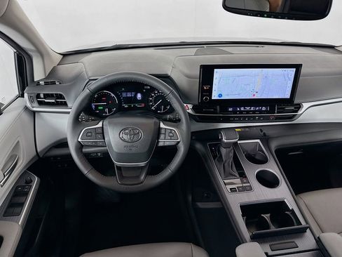 Used 2026 Toyota Sienna XLE FWD image 23