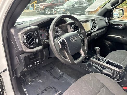 Used 2017 Toyota Tacoma TRD Off-Road image 16