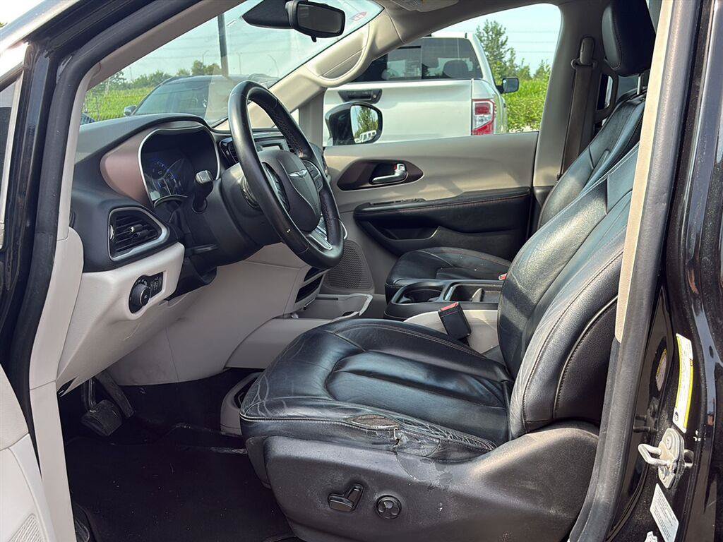 Used 2017 Chrysler Pacifica Touring-L FWD image 11