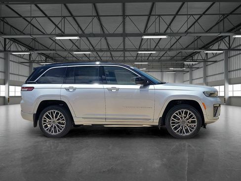 New 2026 Jeep Grand Cherokee Summit w/ MOPAR Finishing Package AWD/4WD image 5