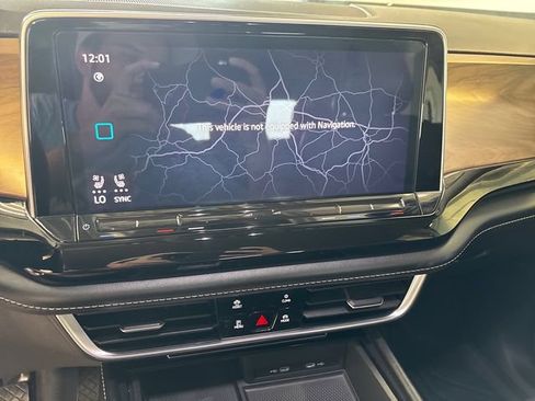 Used 2024 Volkswagen Atlas SE AWD/4WD image 11
