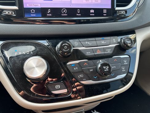 Used 2023 Chrysler Pacifica Touring-L FWD image 30