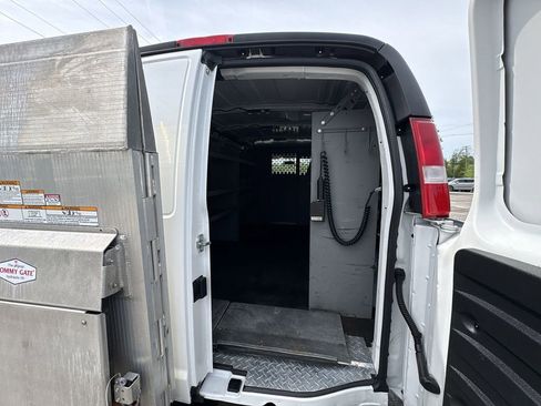 Used 2022 Chevrolet Express 3500 w/ Driver Convenience Package RWD image 17