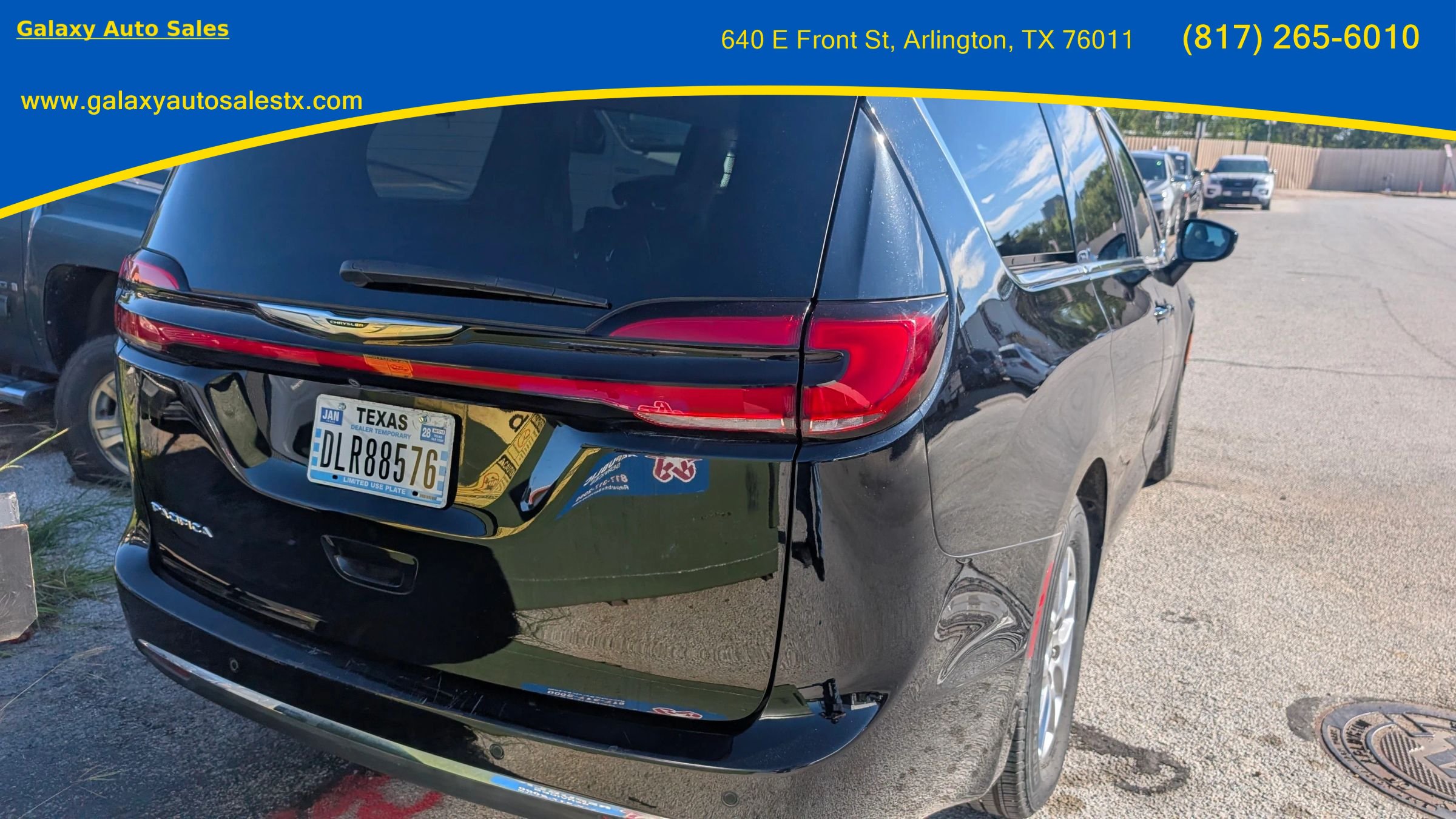 Used 2024 Chrysler Pacifica Touring-L FWD image 6