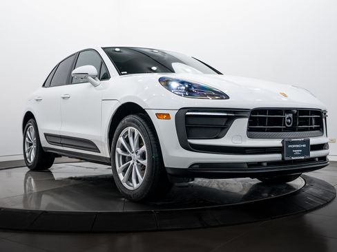 Certified 2025 Porsche Macan image 9