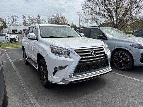 Used 2017 Lexus GX 460 Luxury w/ Sport Design Package image 2