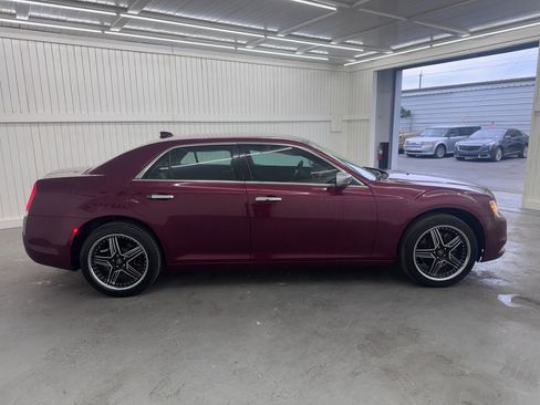Used 2019 Chrysler 300 Limited image 4