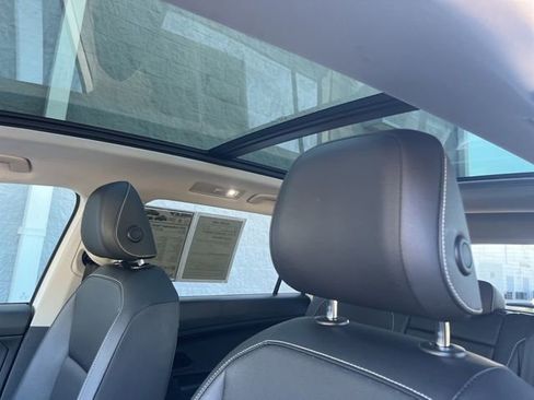 Used 2021 Volkswagen Tiguan SE image 33