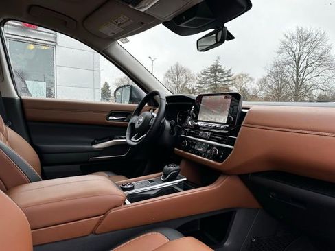 Certified 2024 Nissan Pathfinder Platinum image 23