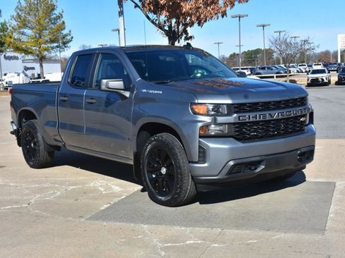 Used 2020 Chevrolet Silverado 1500 Custom w/ Custom Value Package image 3