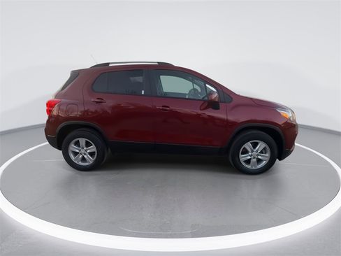 Used 2022 Chevrolet Trax LT w/ LT Convenience Package image 9