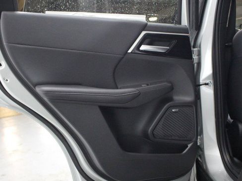 New 2025 Mitsubishi Outlander SE image 26