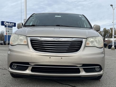 Used 2013 Chrysler Town & Country Touring image 3