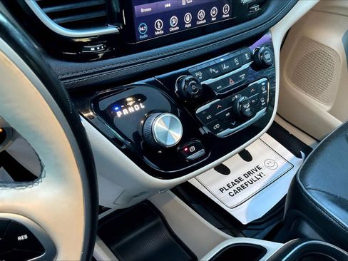 Used 2018 Chrysler Pacifica Limited w/ Tire & Wheel Group image 17