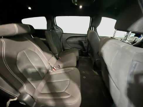 Used 2020 Chrysler Pacifica Touring w/ S Appearance Package image 22