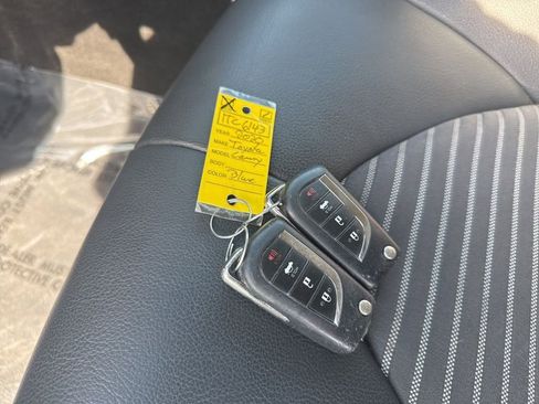 Used 2020 Toyota Camry SE image 32