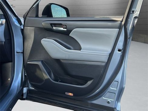 Certified 2023 Toyota Highlander XLE image 29