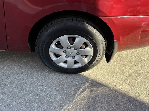 Used 2008 Hyundai Entourage GLS image 8