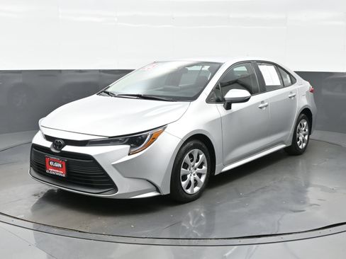 Used 2025 Toyota Corolla LE FWD image 2