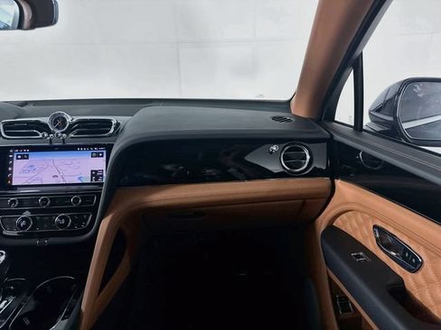 Used 2021 Bentley Bentayga AWD/4WD image 24