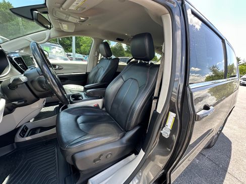 Used 2020 Chrysler Pacifica Touring-L Plus FWD image 20