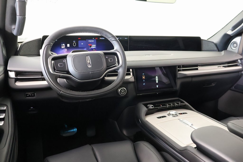New 2026 Lincoln Navigator Reserve w/ Jet Appearance Package AWD/4WD image 2