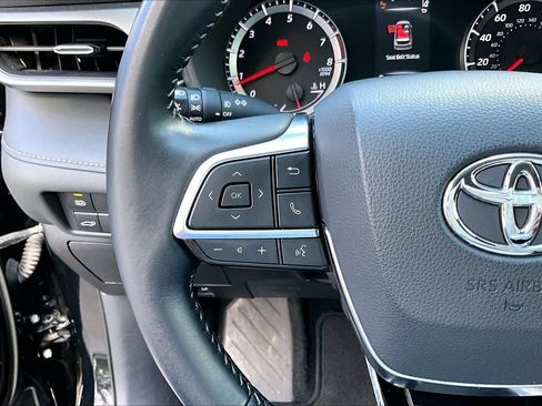 Used 2021 Toyota Highlander LE image 24