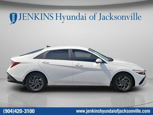 Used 2024 Hyundai Elantra SEL FWD image 2