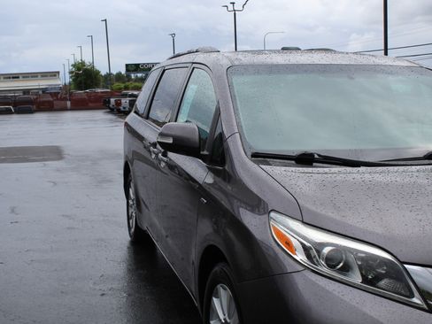 Used 2017 Toyota Sienna Limited AWD/4WD image 9