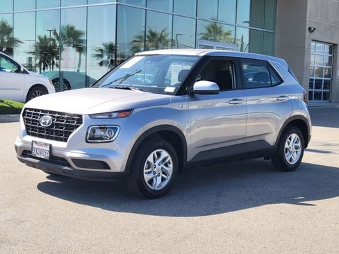 Certified 2026 Hyundai Venue SE FWD image 2