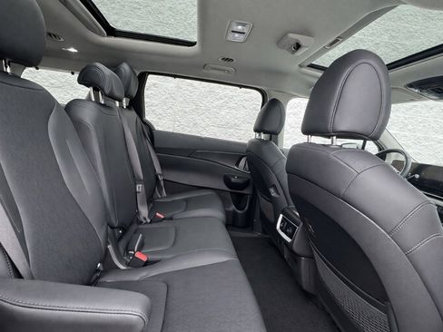 Used 2025 Kia Carnival SX w/ SX Dark Edition Package image 11