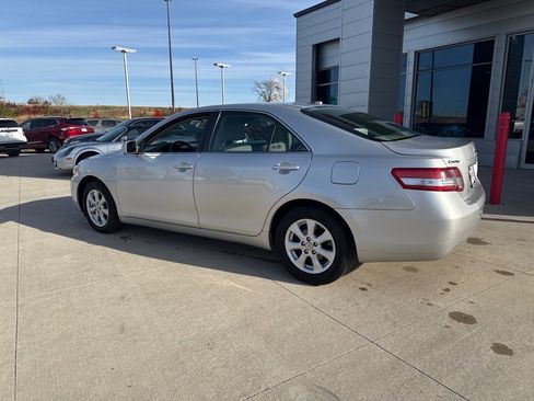 Used 2011 Toyota Camry LE image 2